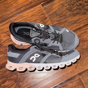 Women’s onclouds size 7